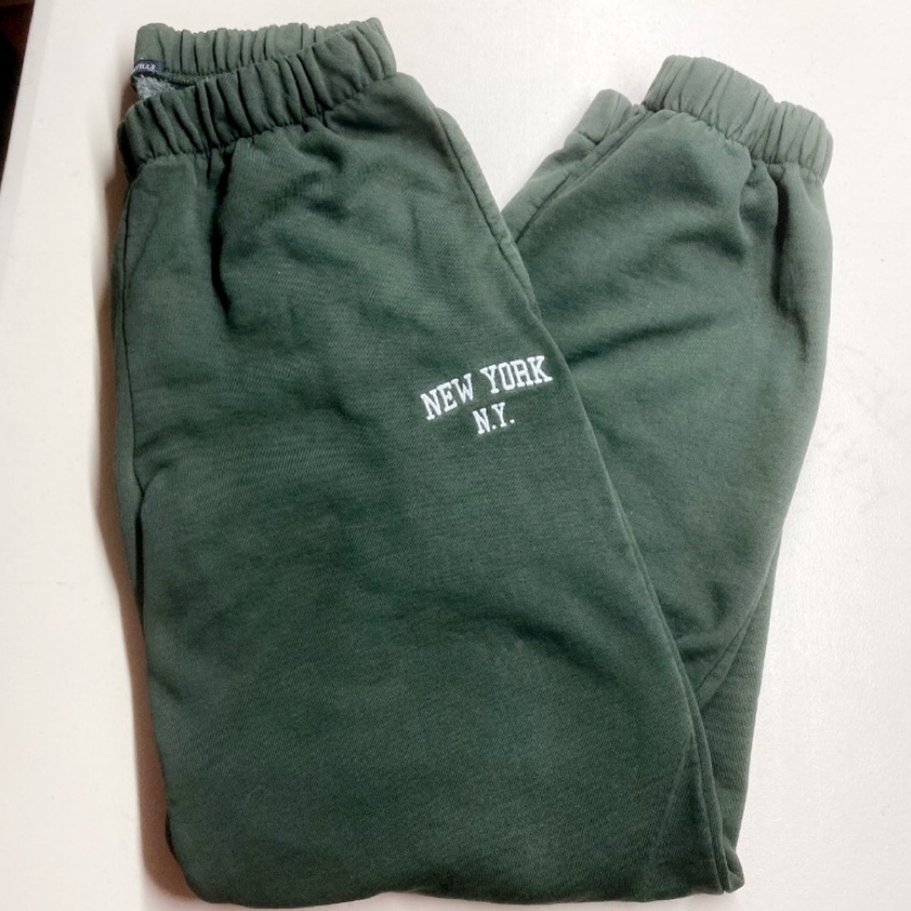 *TRADED* brandy melville rosa new york sweatpants